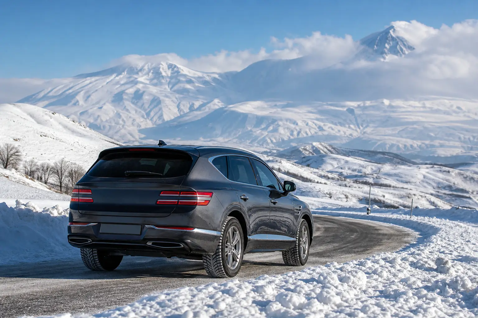 Ağrı’nın karlı dağ yolunda uygun kış lastikleriyle ilerleyen modern SUV